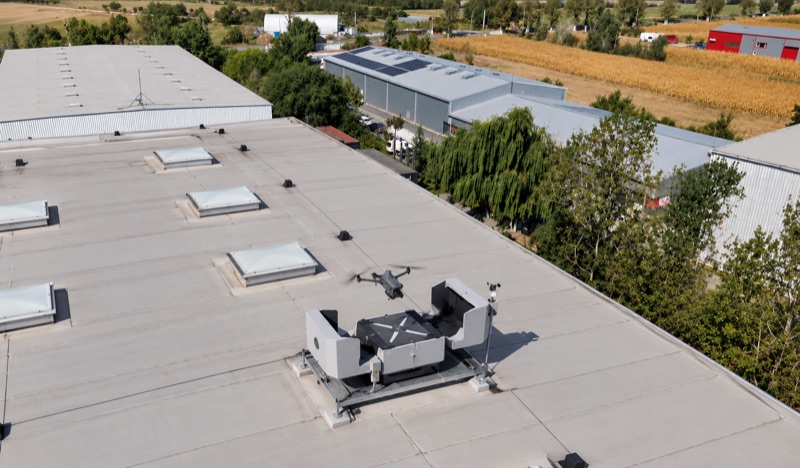 Dronă pe un depozit logistic, lângă stația ei de andocare